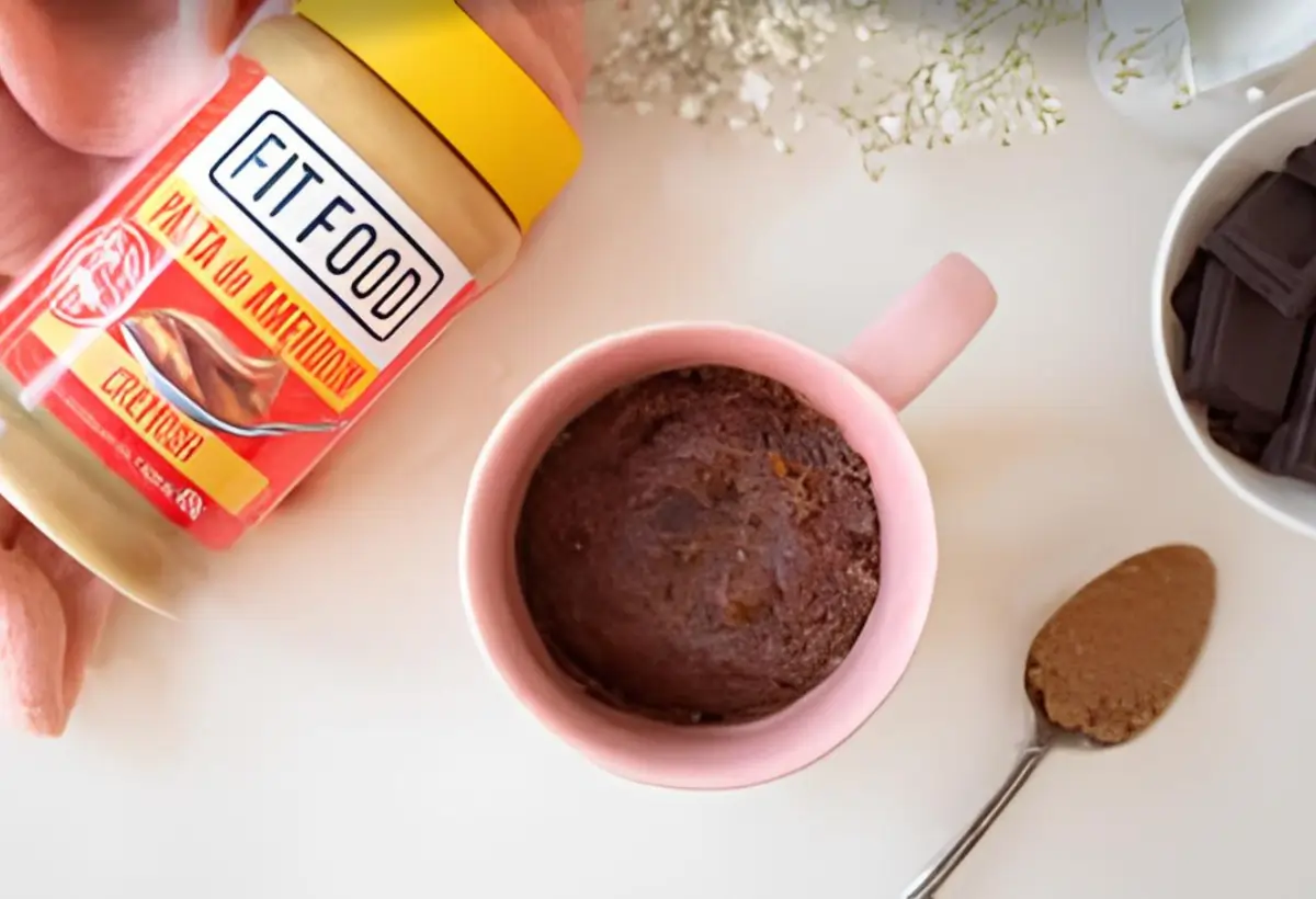 bolo de caneca com pasta de amendoim