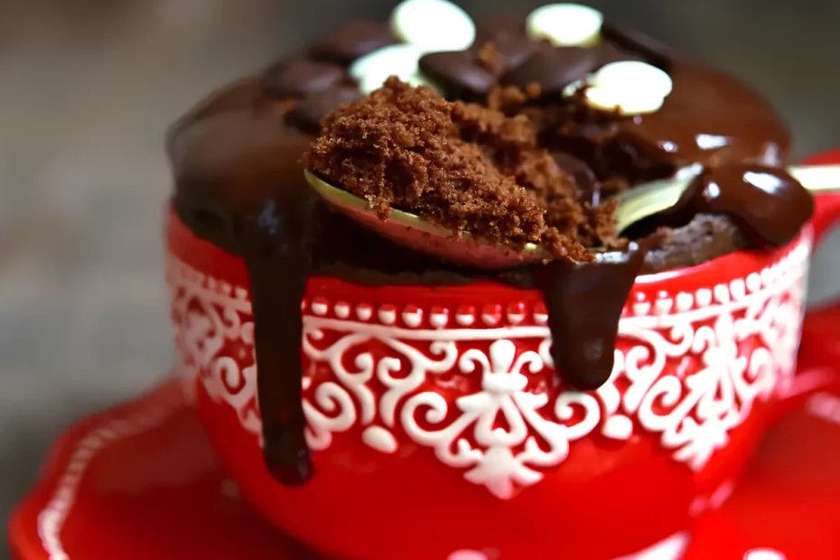 um bolo de chocolate molhadinho feito na caneca.