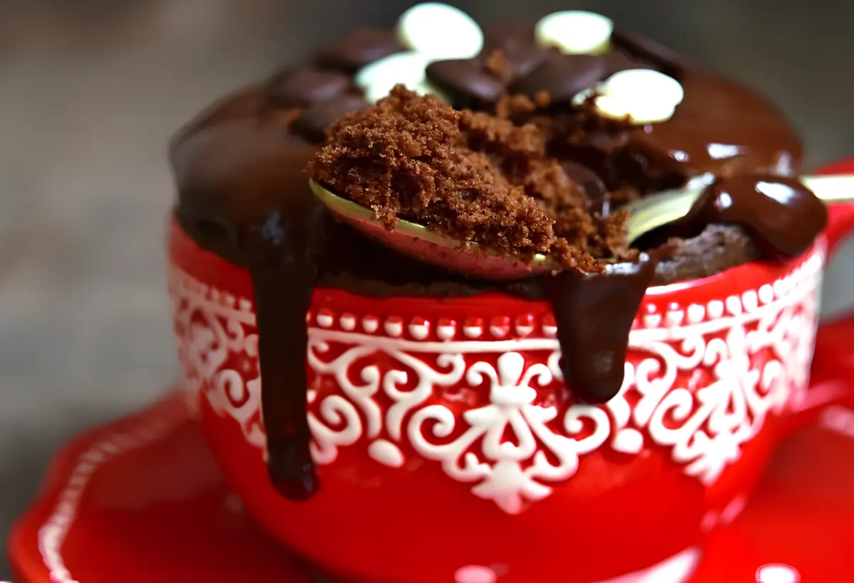 um bolo de chocolate molhadinho feito na caneca.