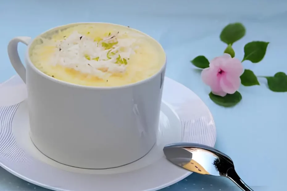 um bolo de caneca de coco