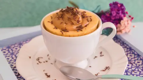 um bolo de caneca de doce de leite.