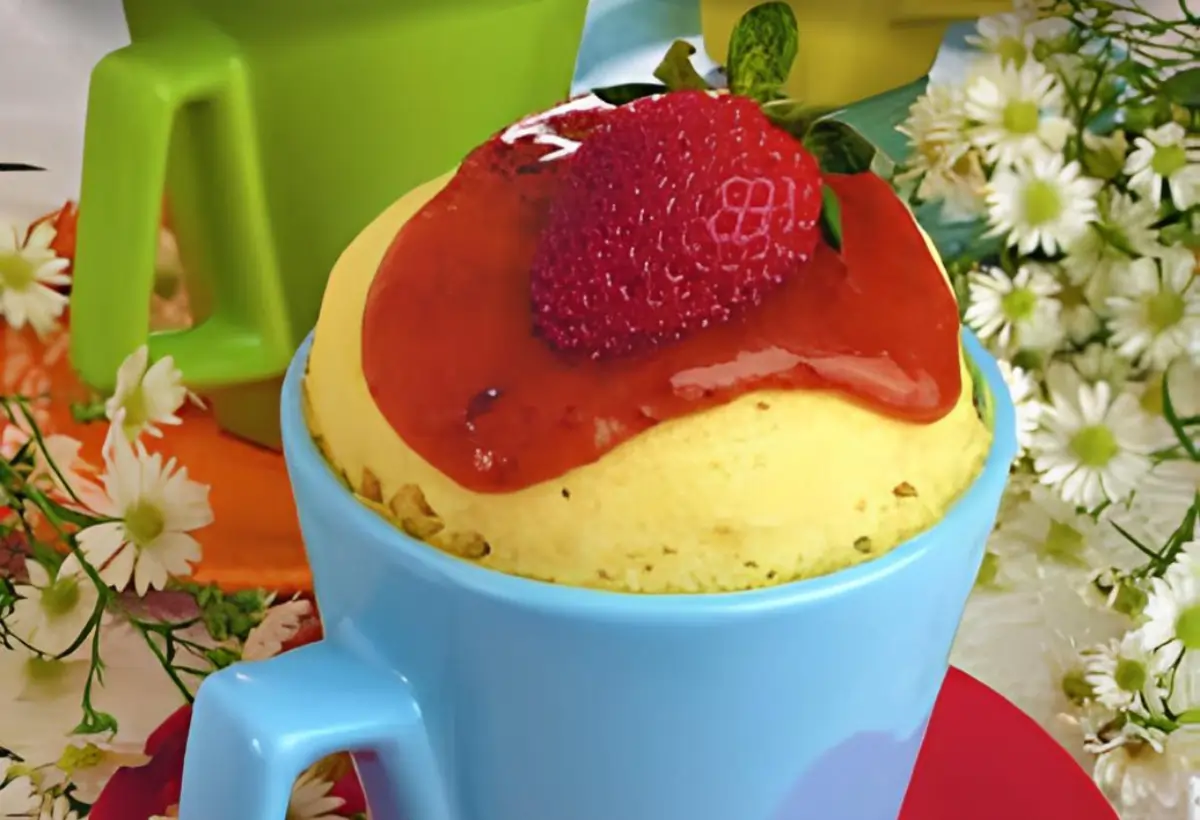 um bolo de caneca de morango.