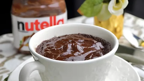 Um bolo de caneca de nutella.