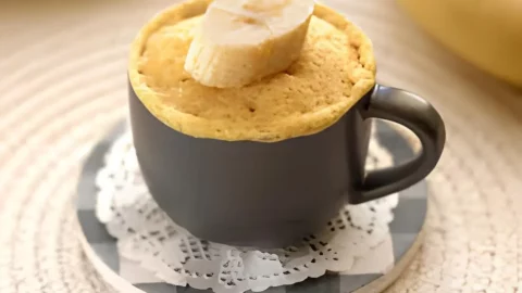 um bolo de caneca fit com apenas 3 ingredientes.