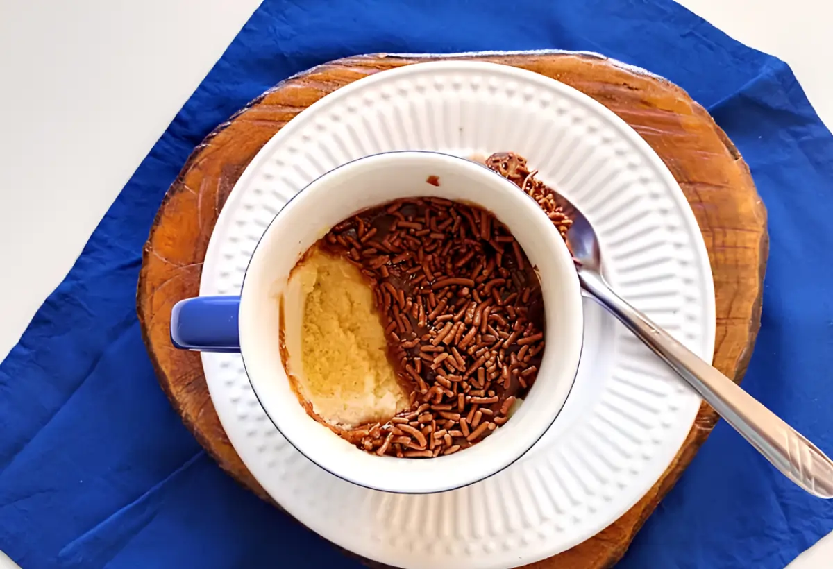 um bolo de caneca fofinho branco.