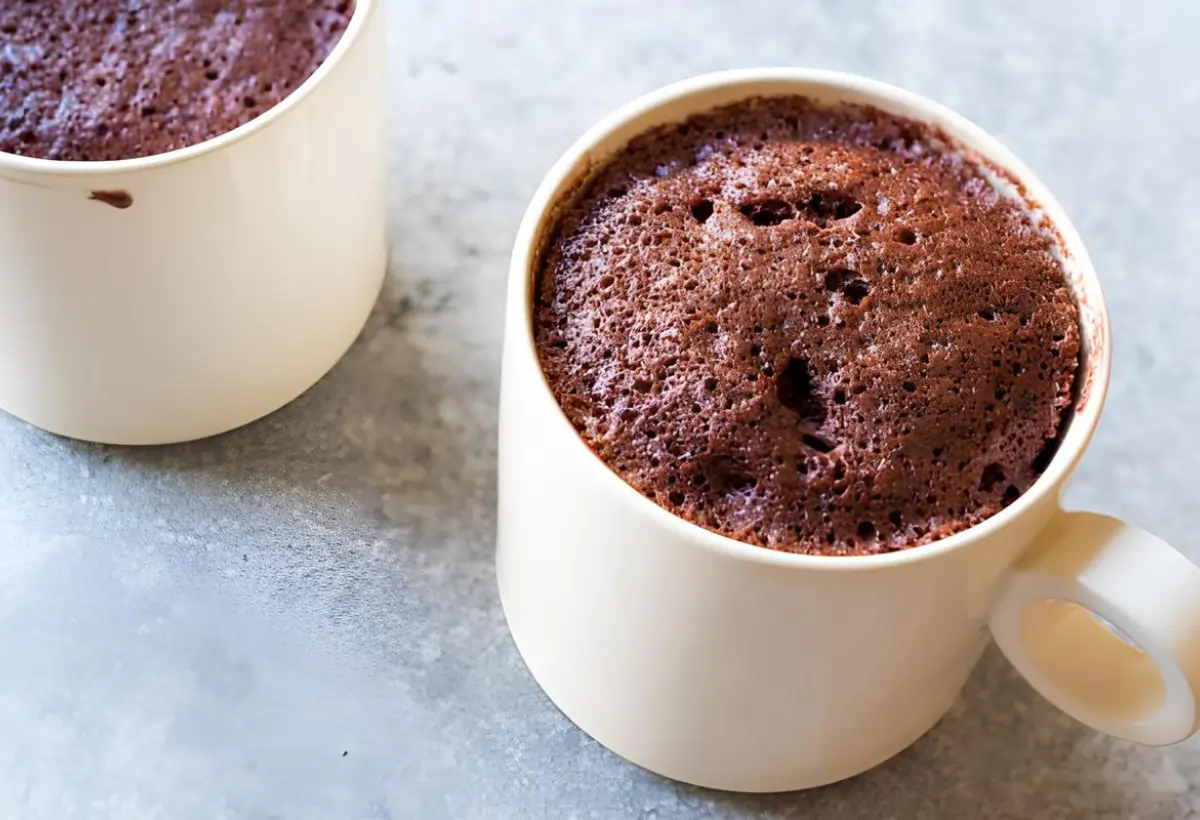 dois bolos de caneca feitos na airfryer.