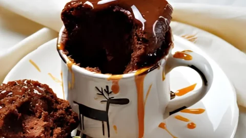 um prato com uma bolo de caneca feito sem fermento.