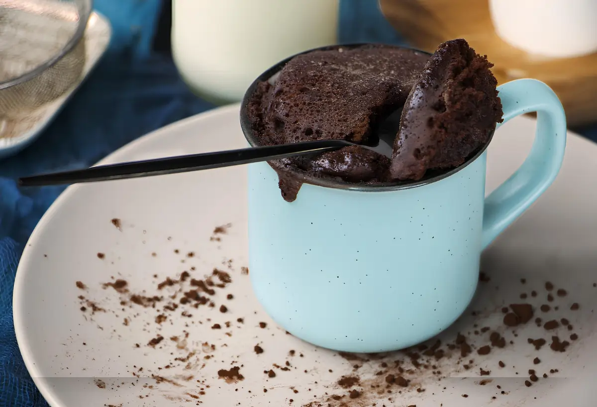 um prato com um bolo de caneca sem leite e sem ovo