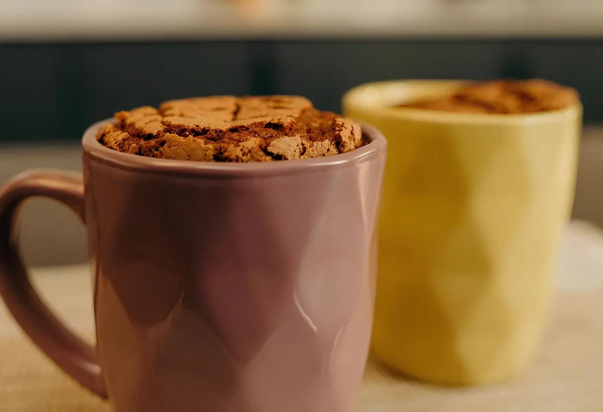 duas canecas com bolo de caneca