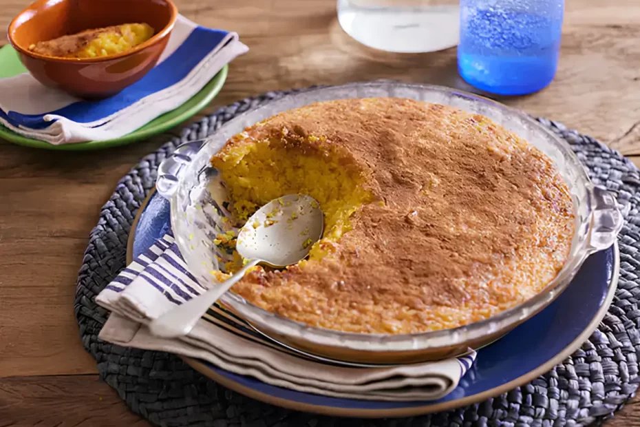 um prato com bolo de curau cremoso em uma mesa pronto para ser servido.