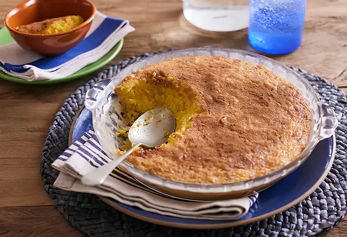 um prato com bolo de curau cremoso em uma mesa pronto para ser servido.