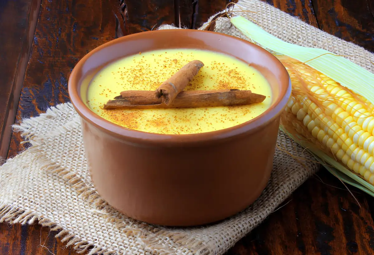 uma tigela com curau de milho com leite de coco.