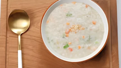 uma tigela com mingau de arroz coreano.