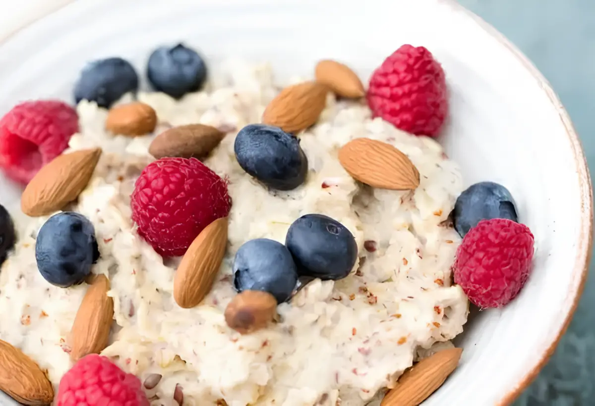 uma tigela com mingau de aveia com frutas.