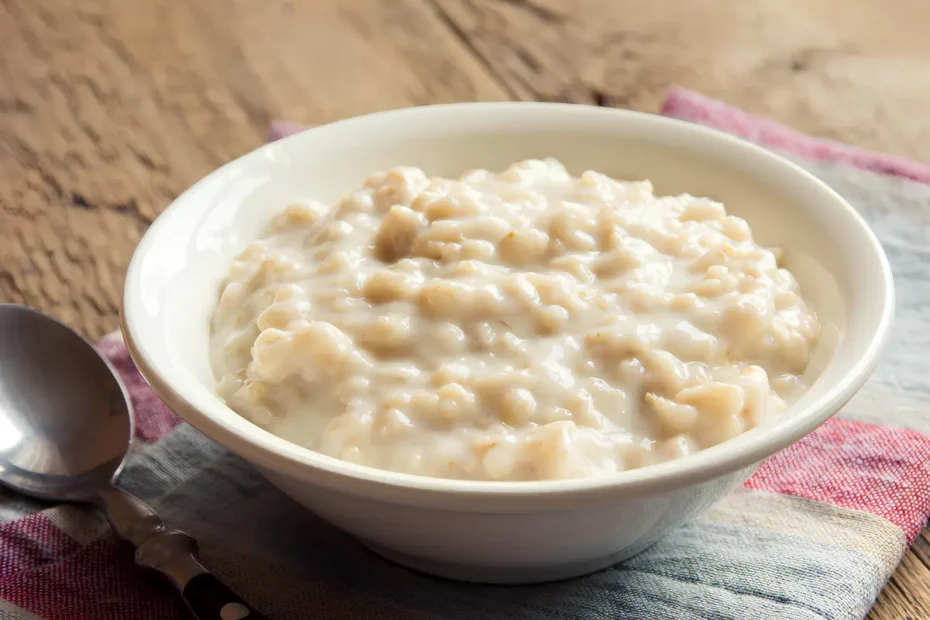 Uma tigela com mingau de aveia com leite de coco.