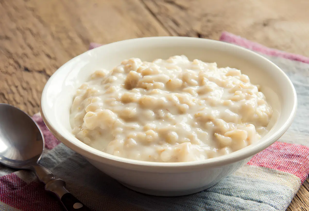 Uma tigela com mingau de aveia com leite de coco.