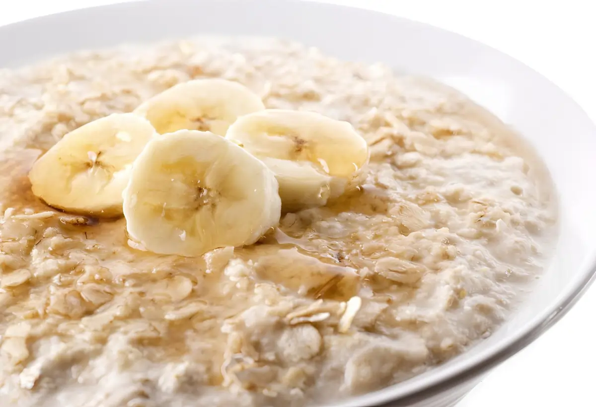 Um prato com mingau de aveia com banana.