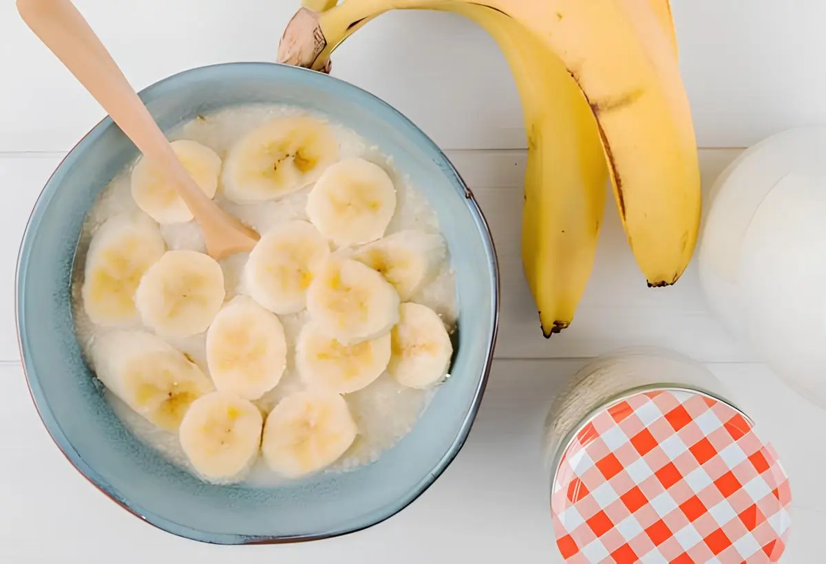 uma tigela com mingau de banana verde.