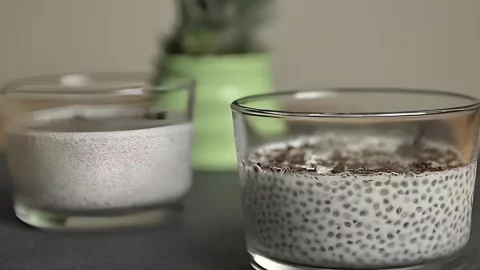 dois copos de mingau de chia.