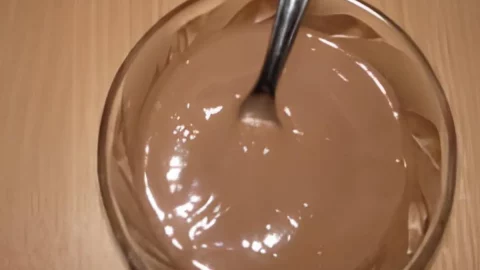 Uma travessa com mingau de chocolate com aveia.