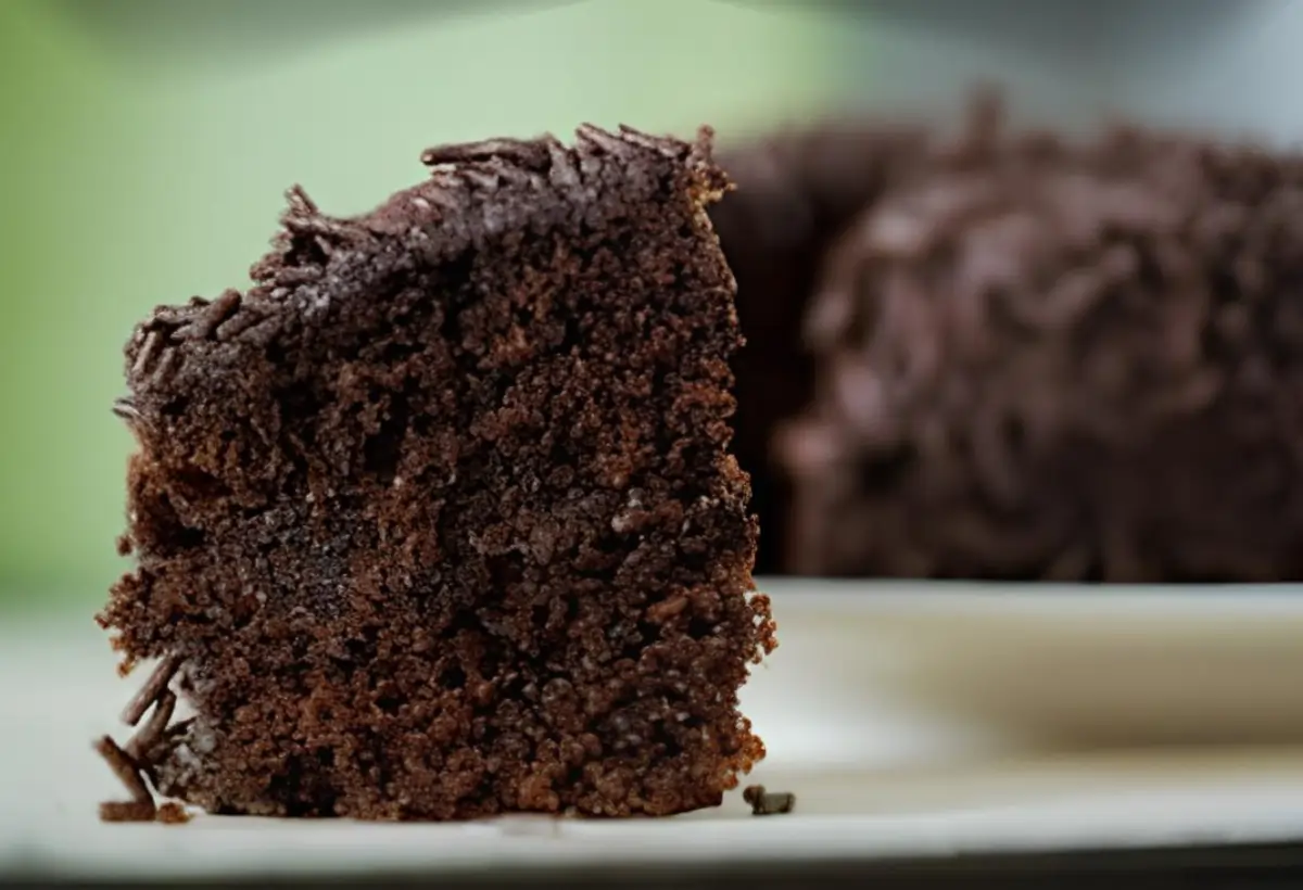 uma fatia de um bolo de chocolate.