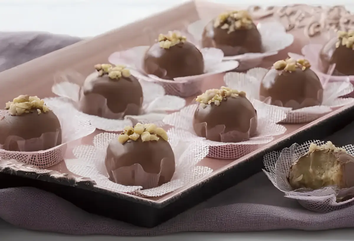 uma bandeja com bombons de nozes.