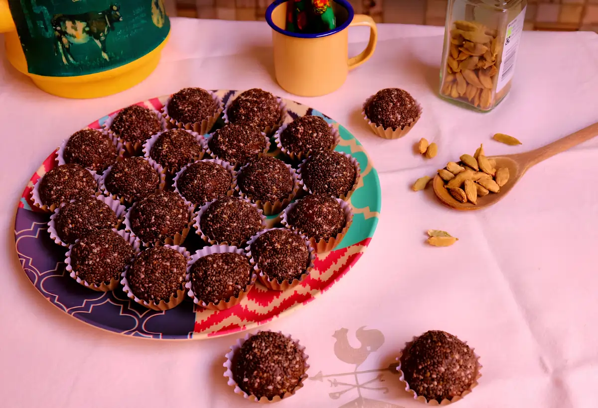 bandeja com brigadeiros de cardamomo