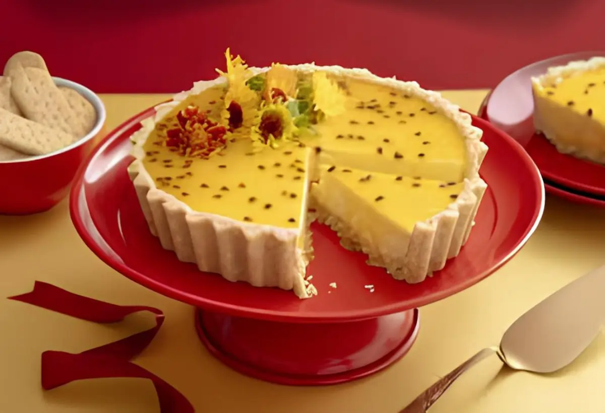 um travessa alta com um Cheesecake de Maracujá.