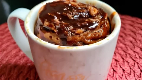 um bolo de caneca de cappuccino.