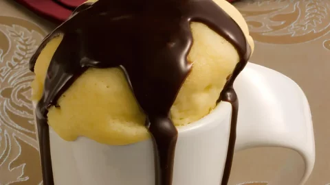 um bolo de caneca com ganache.