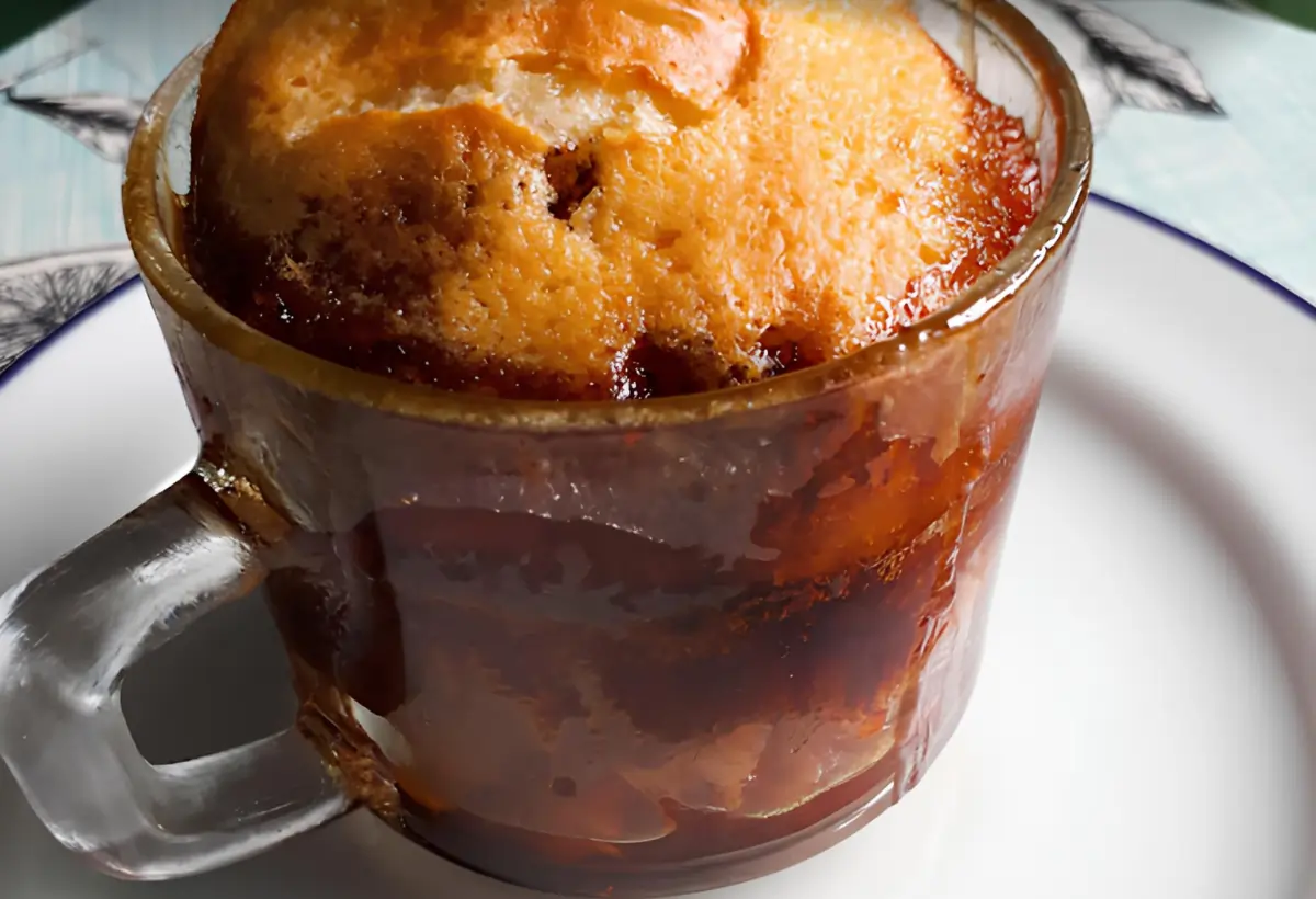 um prato com um bolo de caneca de abacaxi.