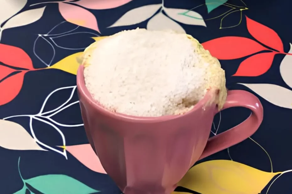 um bolo de caneca de leite de coco.