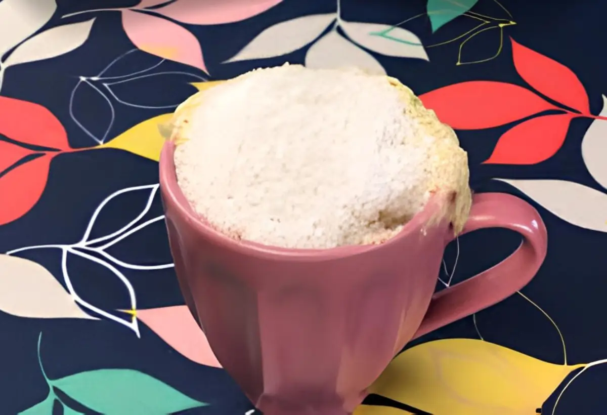 um bolo de caneca de leite de coco.