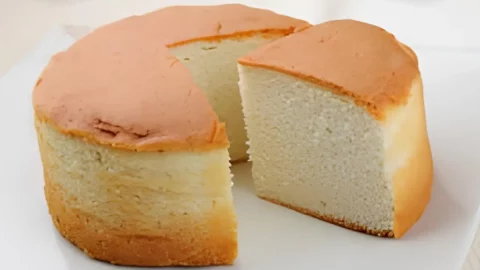 Um bolo de iogurte em uma mesa pronto para ser servido.