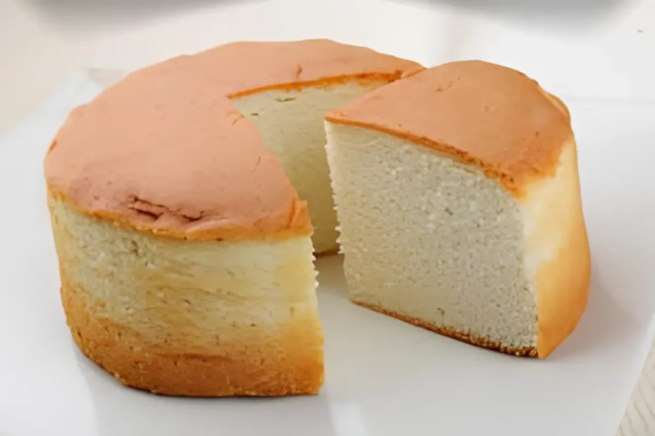 Um bolo de iogurte em uma mesa pronto para ser servido.