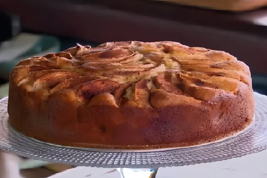 um bolo de maçã pronto para ser servido.