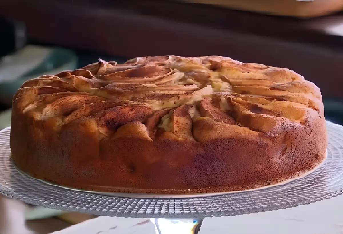 um bolo de maçã pronto para ser servido.