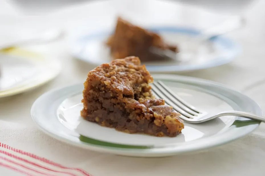 um prato com uma fatia de bolo de nozes.