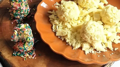 brigadeiros de limão cravo em uma travessa.