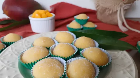 um prato com brigadeiros de manga.