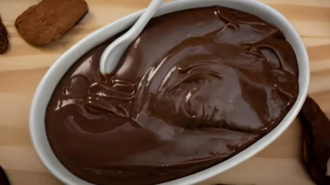 uma tigela com brigadeiro de colher.