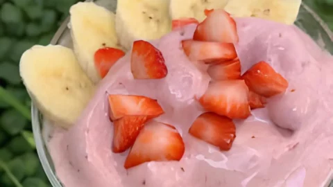 um creme de banana e morango pronto para ser servido.