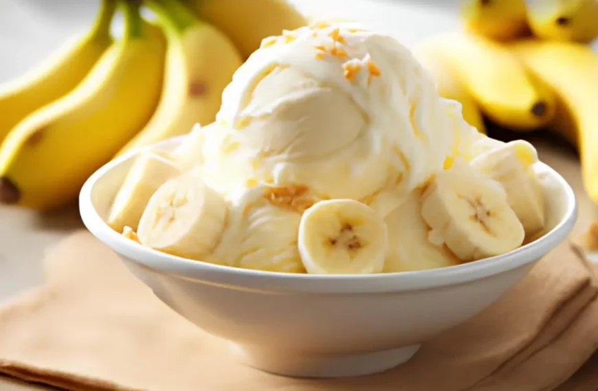 Uma tigela com sorvete de banana.