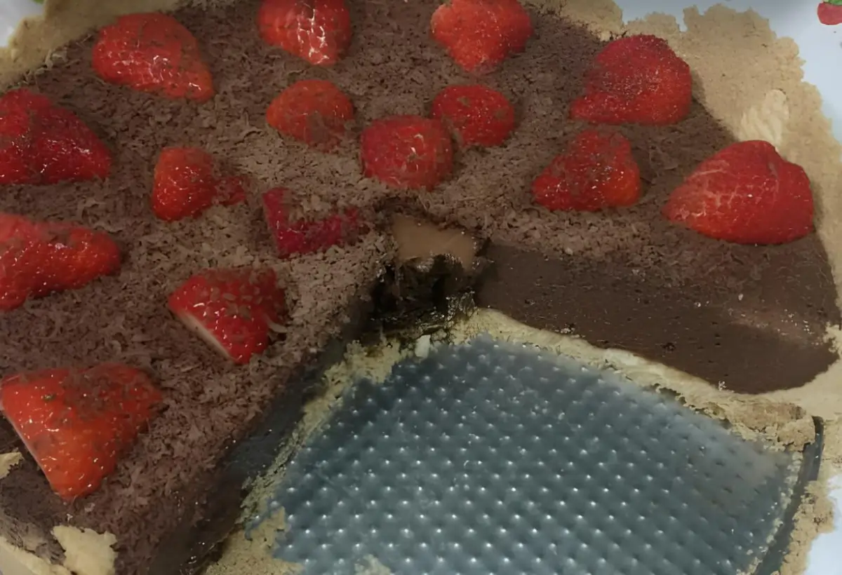 Uma torta de chocolate.