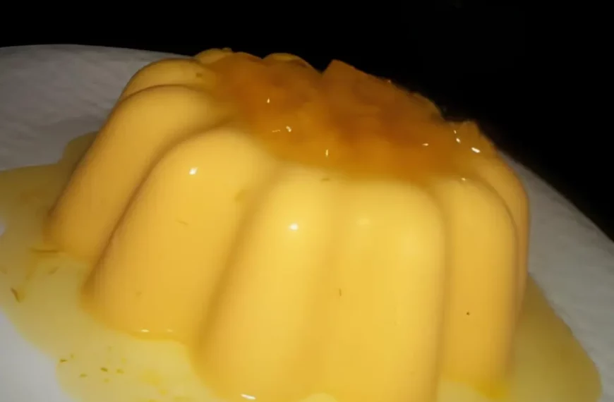 Um prato com flan de abacaxi.