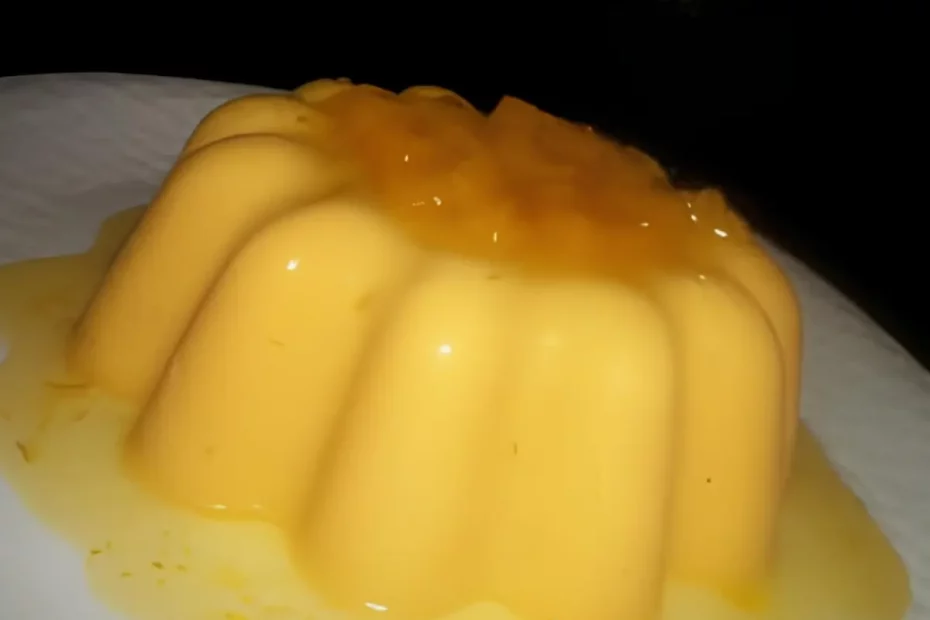 Um prato com flan de abacaxi.