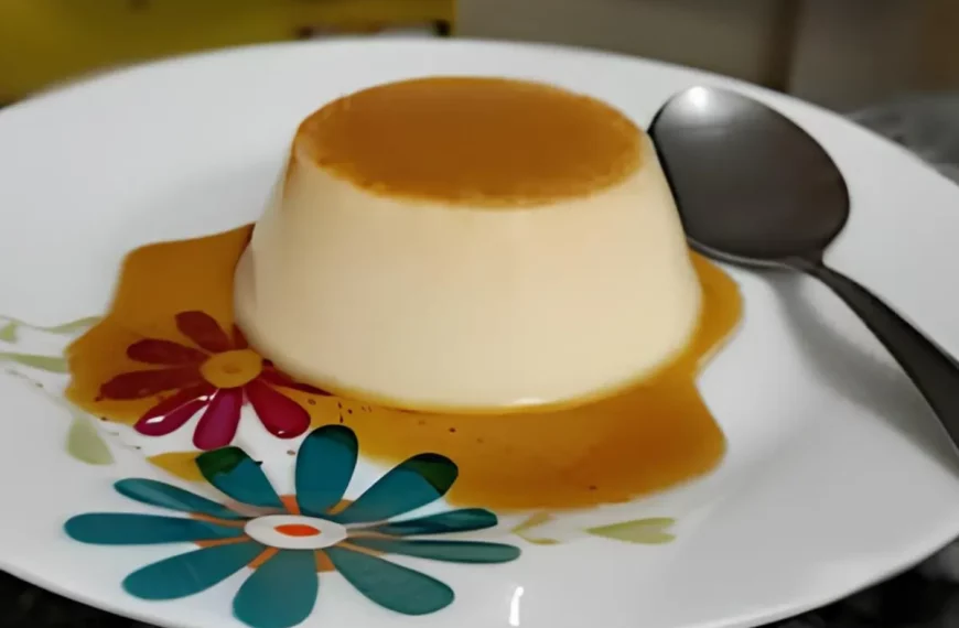 Um prato com flan de baunilha.