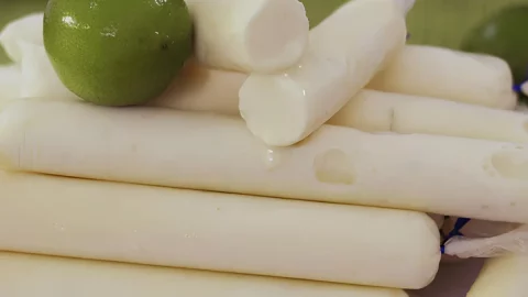 Geladinhos alcóolicos de caipirinha.