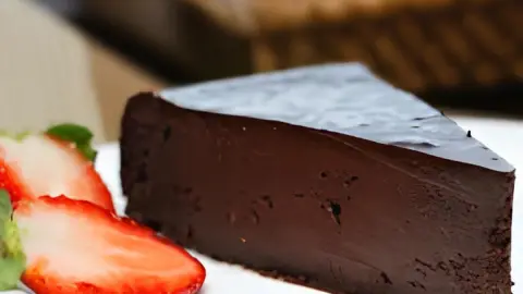 Uma fatia de torta de chocolate meio amargo.