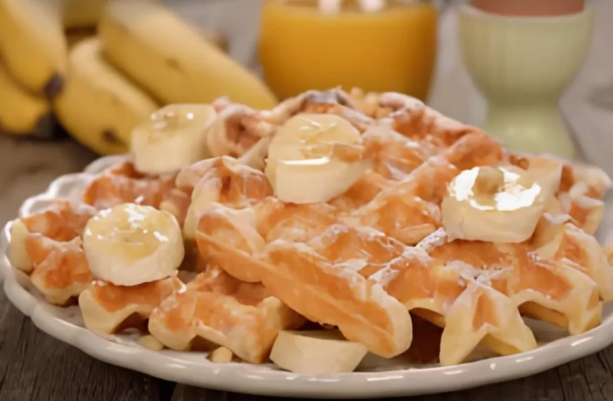 Um prato com waffle de banana com canela.